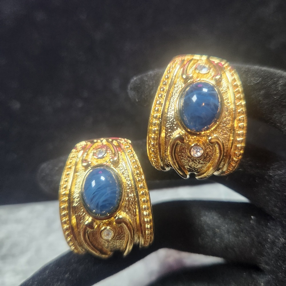 Vintage‎ Gold Tone Blue Cabochon Rhinestone Textured Hoop clip-on Earrings
